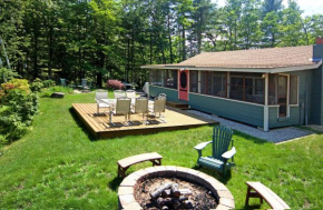 Ossipee Lake Cottage with Screened Porch and Fire Pit!